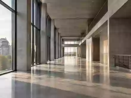 Ein minimalistischer, leerer Flur in einem modernen Bürogebäude mit hellem, natürlichem Tageslicht. - Foto: über boerse-global.de