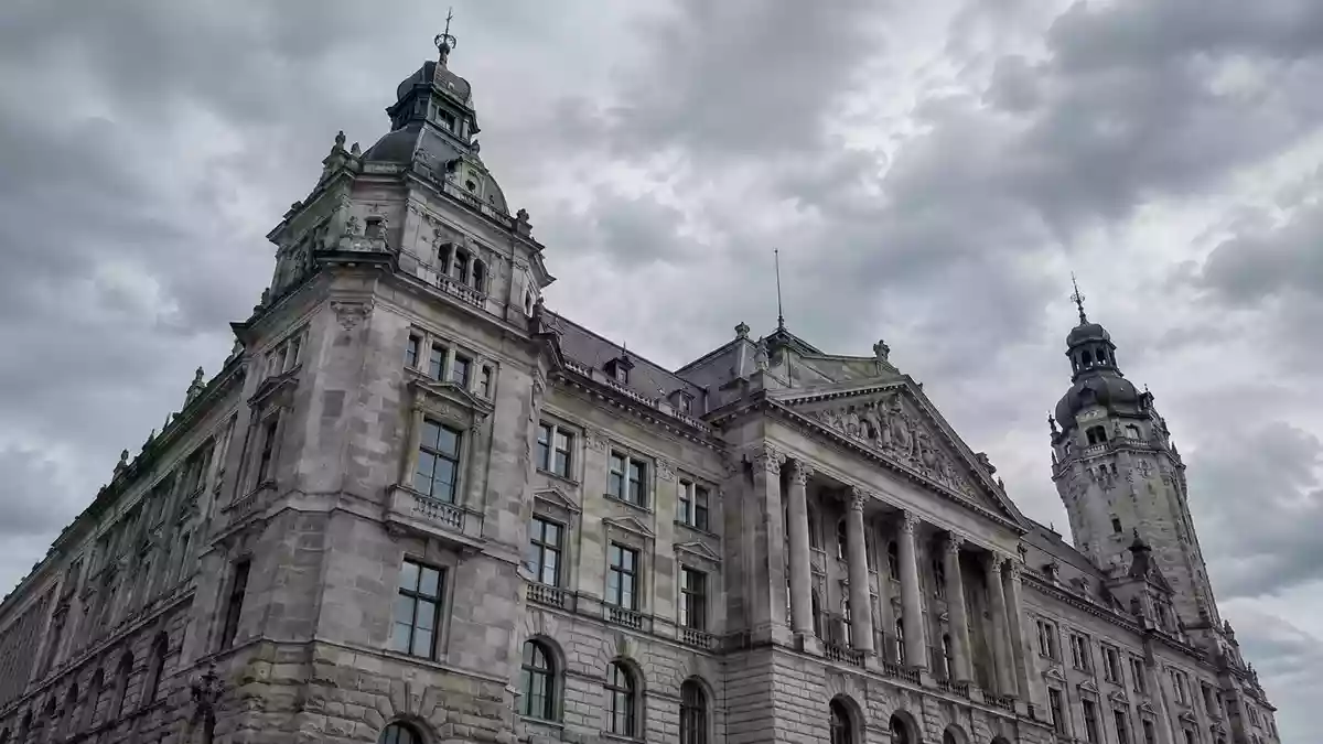 Fassade eines historischen Verwaltungsgebäudes in Leipzig unter einem bewölkten Himmel. Illustration mit AI erstellt.