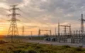 Ein modernes Umspannwerk in einer weitläufigen Landschaft bei Tageslicht. - Foto: über boerse-global.de
