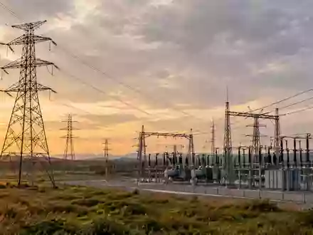 Ein modernes Umspannwerk in einer weitläufigen Landschaft bei Tageslicht. - Foto: über boerse-global.de