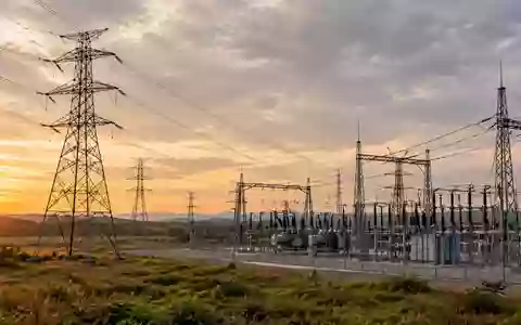Ein modernes Umspannwerk in einer weitläufigen Landschaft bei Tageslicht. - Foto: über boerse-global.de