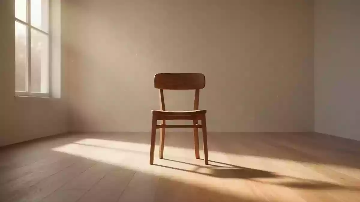 Ein sonnendurchfluteter, minimalistischer Raum mit einem leeren Holzstuhl und weichen Schatten auf einem Holzboden. Illustration mit AI erstellt.
