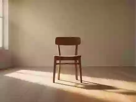 Ein sonnendurchfluteter, minimalistischer Raum mit einem leeren Holzstuhl und weichen Schatten auf einem Holzboden. - Foto: über boerse-global.de