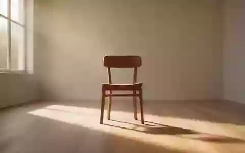 Ein sonnendurchfluteter, minimalistischer Raum mit einem leeren Holzstuhl und weichen Schatten auf einem Holzboden. - Foto: über boerse-global.de