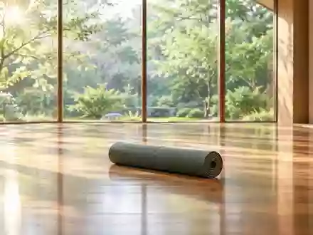 Ein heller, minimalistischer Übungsraum mit Holzboden, einer zusammengerollten Yogamatte und Blick in einen grünen Garten. - Foto: über boerse-global.de