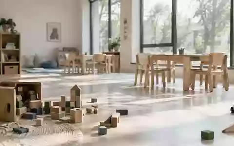 Ein leerer Gruppenraum in einer Kindertagesstätte mit hölzernem Spielzeug und kleinen Stühlen im sanften Tageslicht. - Foto: über boerse-global.de