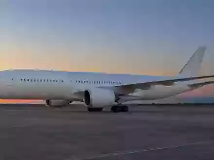 Ein unbesetztes Passagierflugzeug auf einem ruhigen Rollfeld bei Dämmerung. - Foto: über boerse-global.de