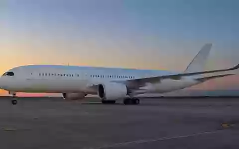 Ein unbesetztes Passagierflugzeug auf einem ruhigen Rollfeld bei Dämmerung. - Foto: über boerse-global.de