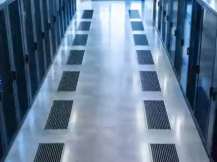 Ein minimalistischer, moderner Serverraum mit bläulicher Beleuchtung und klaren architektonischen Linien. - Foto: über boerse-global.de