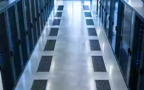 Ein minimalistischer, moderner Serverraum mit bläulicher Beleuchtung und klaren architektonischen Linien. - Foto: über boerse-global.de