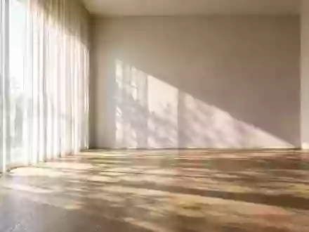 Minimalistischer Innenraum mit sanftem Tageslicht und architektonischen Schattenstrukturen auf einer hellen Wand. - Foto: über boerse-global.de