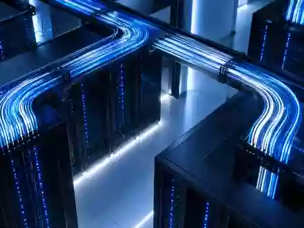 Abstrakte Darstellung einer modernen Serverumgebung mit leuchtenden Glasfaserkabeln und technischer Infrastruktur. - Foto: über boerse-global.de