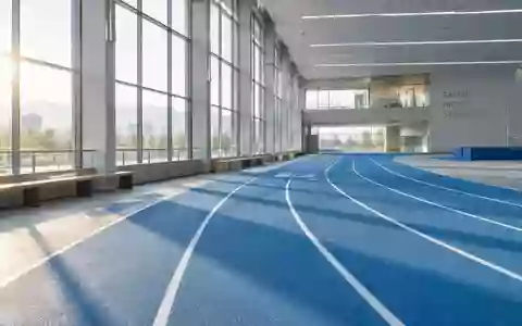 Eine leere, helle Laufbahn in einer modernen Sporthalle mit natürlichem Lichteinfall. - Foto: über boerse-global.de