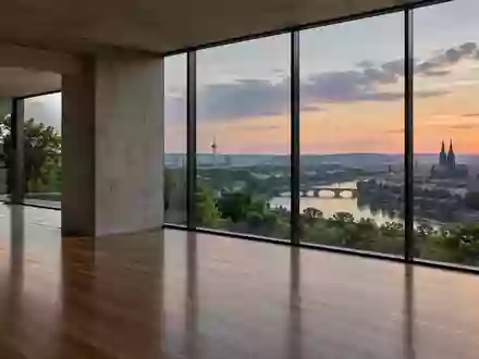 Ein minimalistisch gestalteter Innenraum mit Blick auf eine Stadt bei Dämmerung, der eine Atmosphäre von strukturellem Wandel vermittelt. - Foto: über boerse-global.de