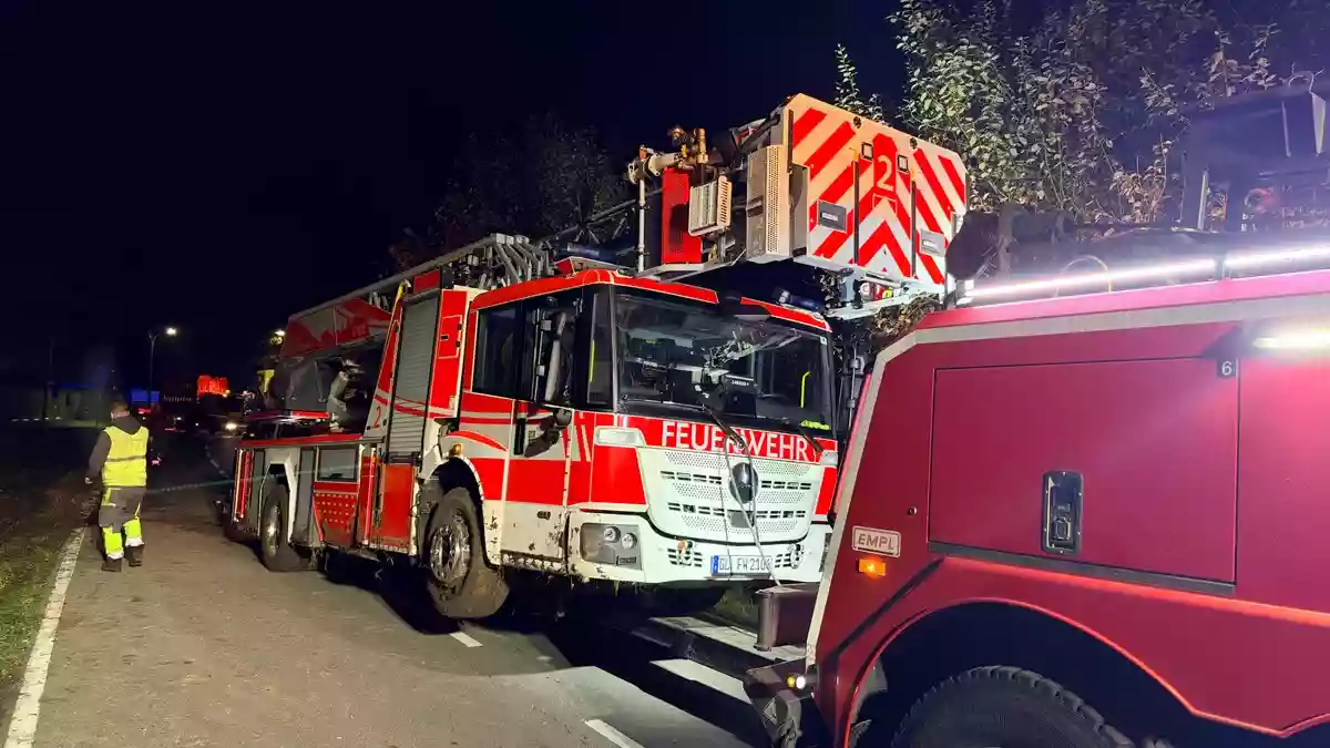 FW-GL: Abschlussmeldung: Verunglückte Drehleiter erfolgreich geborgen - L289 zwischen Herkenrath und Kürten-Spitze wieder freigegeben - Bild: presseportal.de