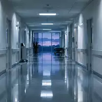 Ein leerer, steriler Krankenhausflur mit glänzendem Boden und geschlossenen Türen bei Dämmerlicht. - Foto: über boerse-global.de
