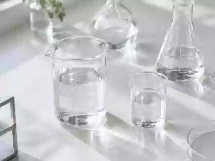 Laborumgebung mit Glasbechern und wissenschaftlichen Geräten auf einer sauberen, weißen Oberfläche. - Foto: über boerse-global.de