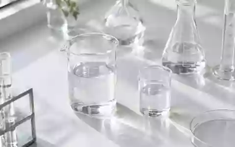 Laborumgebung mit Glasbechern und wissenschaftlichen Geräten auf einer sauberen, weißen Oberfläche. - Foto: über boerse-global.de