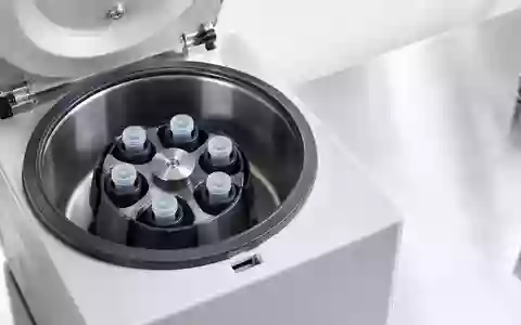 Eine medizinische Laborzentrifuge auf einer Edelstahloberfläche als Symbol für moderne kardiologische Diagnostik. - Foto: über boerse-global.de