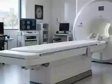 Ein minimalistischer, heller medizinischer Untersuchungsraum in einer neurologischen Klinik. - Foto: über boerse-global.de