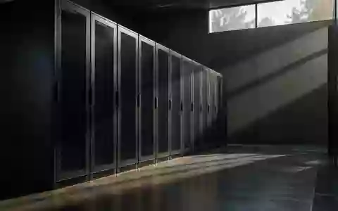 Dunkle, unbeleuchtete Server-Racks in einem modernen, minimalistischen Rechenzentrum. - Foto: über boerse-global.de