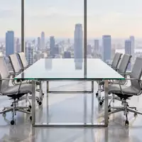Ein heller, leerer Konferenzraum in einem modernen Bürogebäude mit großen Fenstern und Blick auf eine Stadtkulisse. - Foto: über boerse-global.de