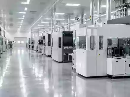 Ein steriler Hochtechnologie-Produktionsraum mit moderner Industriemaschinerie und präziser Fertigungstechnik. - Foto: über boerse-global.de