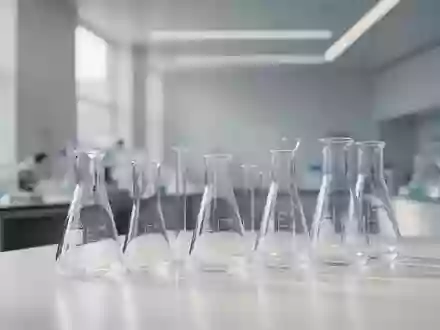 Helle, minimalistische Laborumgebung mit leeren Glasgefäßen und neutralem Hintergrund zur Visualisierung von Arzneimittelsicherheit. - Foto: über boerse-global.de
