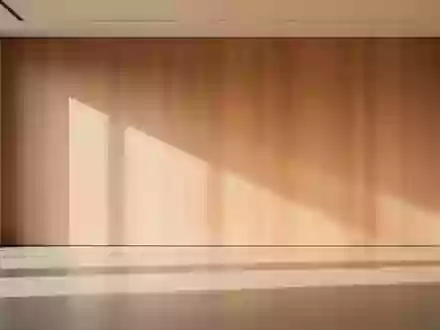 Ein minimalistischer, leerer Übungsraum mit einer schlichten Holzwand und hellem Tageslicht. - Foto: über boerse-global.de