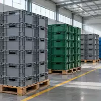 Leere Mehrwegbehälter auf Paletten in einem aufgeräumten Logistiklager bei Tageslicht. - Foto: über boerse-global.de