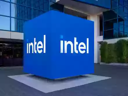 Intel war zuletzt auf dem Weg aus einer langen Krise. (Archivbild) - Foto: Andrej Sokolow/dpa