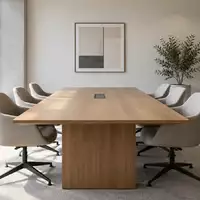 Ein heller, leerer Besprechungsraum in einem modernen Büro mit einem Holztisch und Stühlen bei Tageslicht. - Foto: über boerse-global.de
