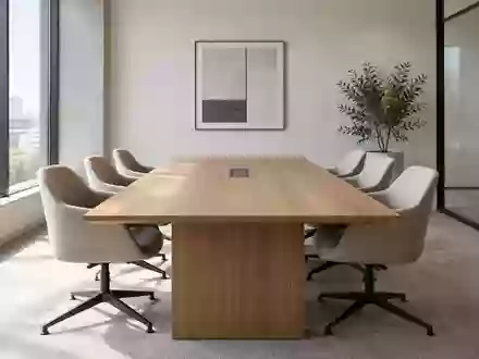 Ein heller, leerer Besprechungsraum in einem modernen Büro mit einem Holztisch und Stühlen bei Tageslicht. - Foto: über boerse-global.de