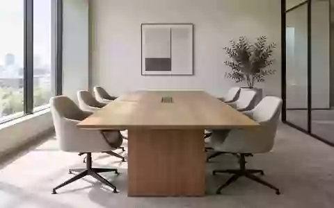 Ein heller, leerer Besprechungsraum in einem modernen Büro mit einem Holztisch und Stühlen bei Tageslicht. - Foto: über boerse-global.de
