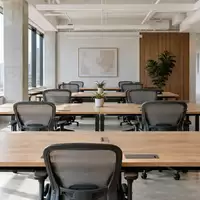 Ein moderner, leerer Großraumbüro-Arbeitsplatz mit minimalistischer Einrichtung und natürlichem Tageslicht. - Foto: über boerse-global.de