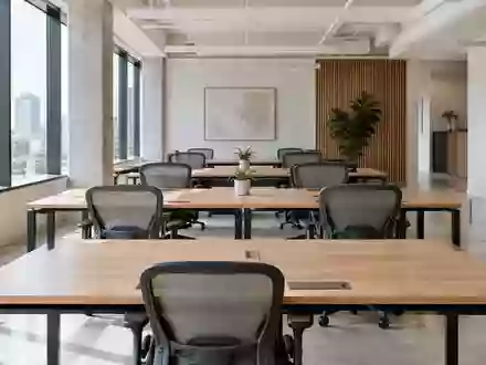 Ein moderner, leerer Großraumbüro-Arbeitsplatz mit minimalistischer Einrichtung und natürlichem Tageslicht. - Foto: über boerse-global.de