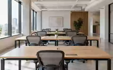 Ein moderner, leerer Großraumbüro-Arbeitsplatz mit minimalistischer Einrichtung und natürlichem Tageslicht. - Foto: über boerse-global.de
