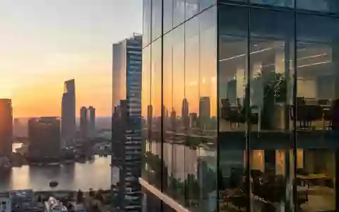 Moderne Glasfassade eines Bürogebäudes in einem Finanzviertel bei Sonnenuntergang. - Foto: über boerse-global.de