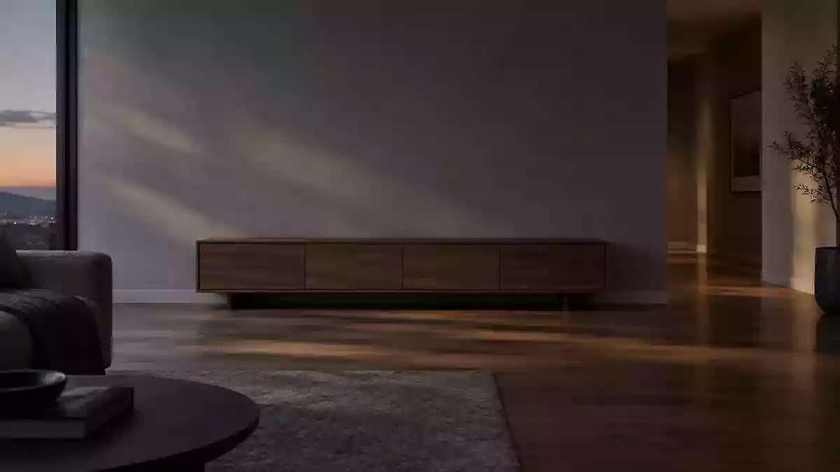 Ein modern eingerichtetes, minimalistisches Wohnzimmer bei Dämmerung mit einem leeren Medienboard. Illustration mit AI erstellt.
