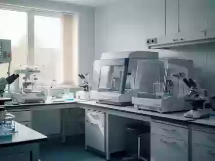 Ein steriler, modern ausgestatteter medizinischer Laborraum ohne Personen, der den klinischen Kontext der Herzdiagnostik symbolisiert. - Foto: über boerse-global.de