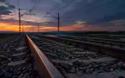 Leere Bahngleise bei Dämmerung mit Oberleitungen im Hintergrund. - Foto: über boerse-global.de