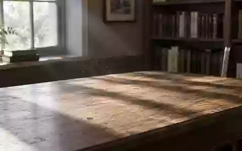 Ein leerer Holztisch in einem ruhigen Raum mit sanftem, natürlichem Lichteinfall und dezenten Schatten. - Foto: über boerse-global.de