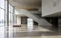 Ein moderner, minimalistischer Raum mit klaren architektonischen Linien und hellem Tageslicht auf einem Betonboden. - Foto: über boerse-global.de