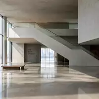 Ein moderner, minimalistischer Raum mit klaren architektonischen Linien und hellem Tageslicht auf einem Betonboden. - Foto: über boerse-global.de