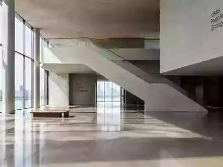 Ein moderner, minimalistischer Raum mit klaren architektonischen Linien und hellem Tageslicht auf einem Betonboden. - Foto: ĂĽber boerse-global.de