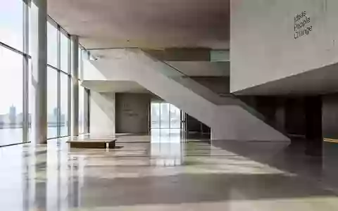 Ein moderner, minimalistischer Raum mit klaren architektonischen Linien und hellem Tageslicht auf einem Betonboden. - Foto: über boerse-global.de