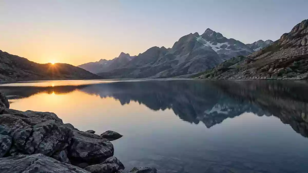Ein ruhiger Bergsee bei Tagesanbruch, der Stille und innere Ausgeglichenheit symbolisiert. Illustration mit AI erstellt.