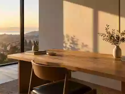 Ein minimalistischer, moderner Arbeitsbereich in einem hellen Raum mit sanftem, natürlichem Sonnenlicht und leeren Flächen. - Foto: über boerse-global.de