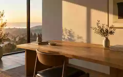 Ein minimalistischer, moderner Arbeitsbereich in einem hellen Raum mit sanftem, natürlichem Sonnenlicht und leeren Flächen. - Foto: über boerse-global.de