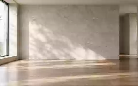 Ein minimalistischer, lichtdurchfluteter Raum mit sanften Schatten auf einer Steinwand, der Ruhe und Ausgeglichenheit vermittelt. - Foto: über boerse-global.de